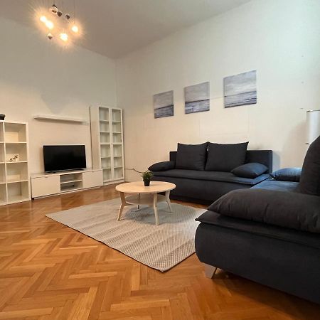 Stylish Apt Near Urania 1Br Apartment Виена Екстериор снимка