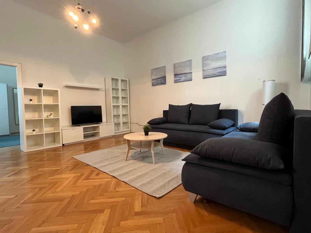 Stylish Apt Near Urania 1Br Apartment Виена Екстериор снимка