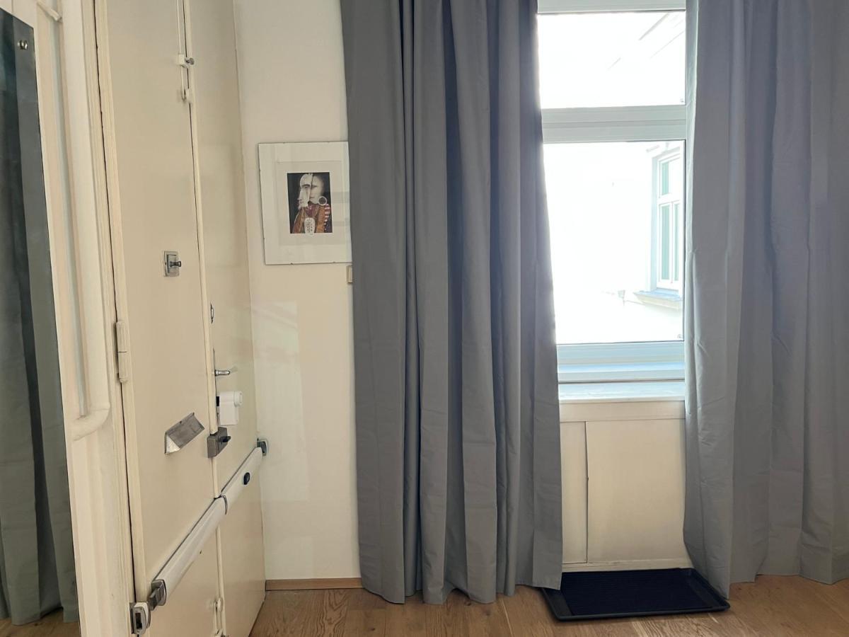 Stylish Apt Near Urania 1Br Apartment Виена Екстериор снимка