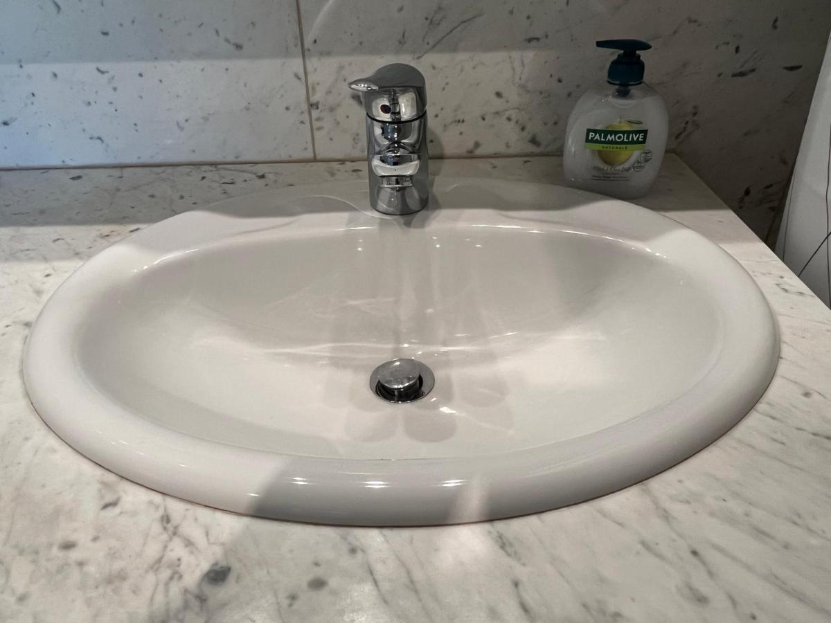 Stylish Apt Near Urania 1Br Apartment Виена Екстериор снимка