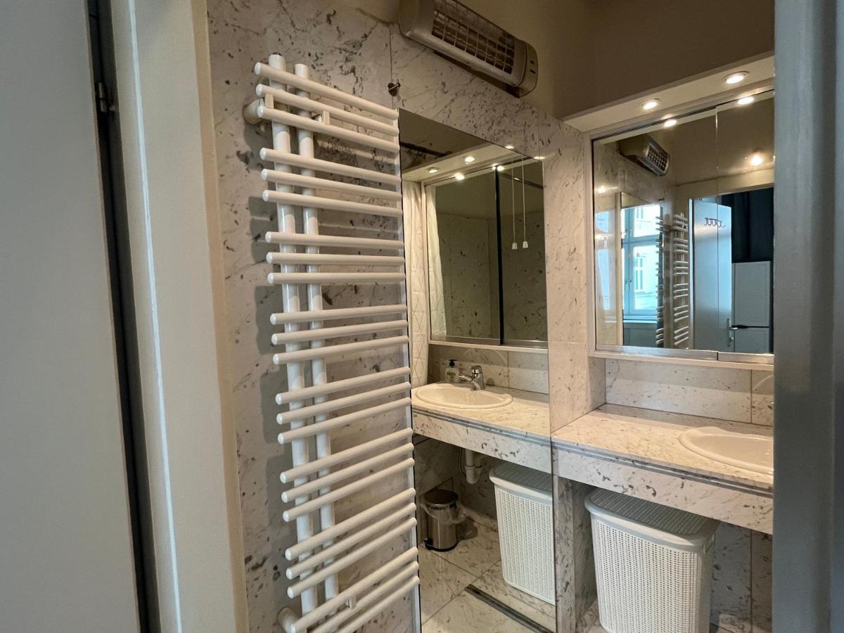 Stylish Apt Near Urania 1Br Apartment Виена Екстериор снимка