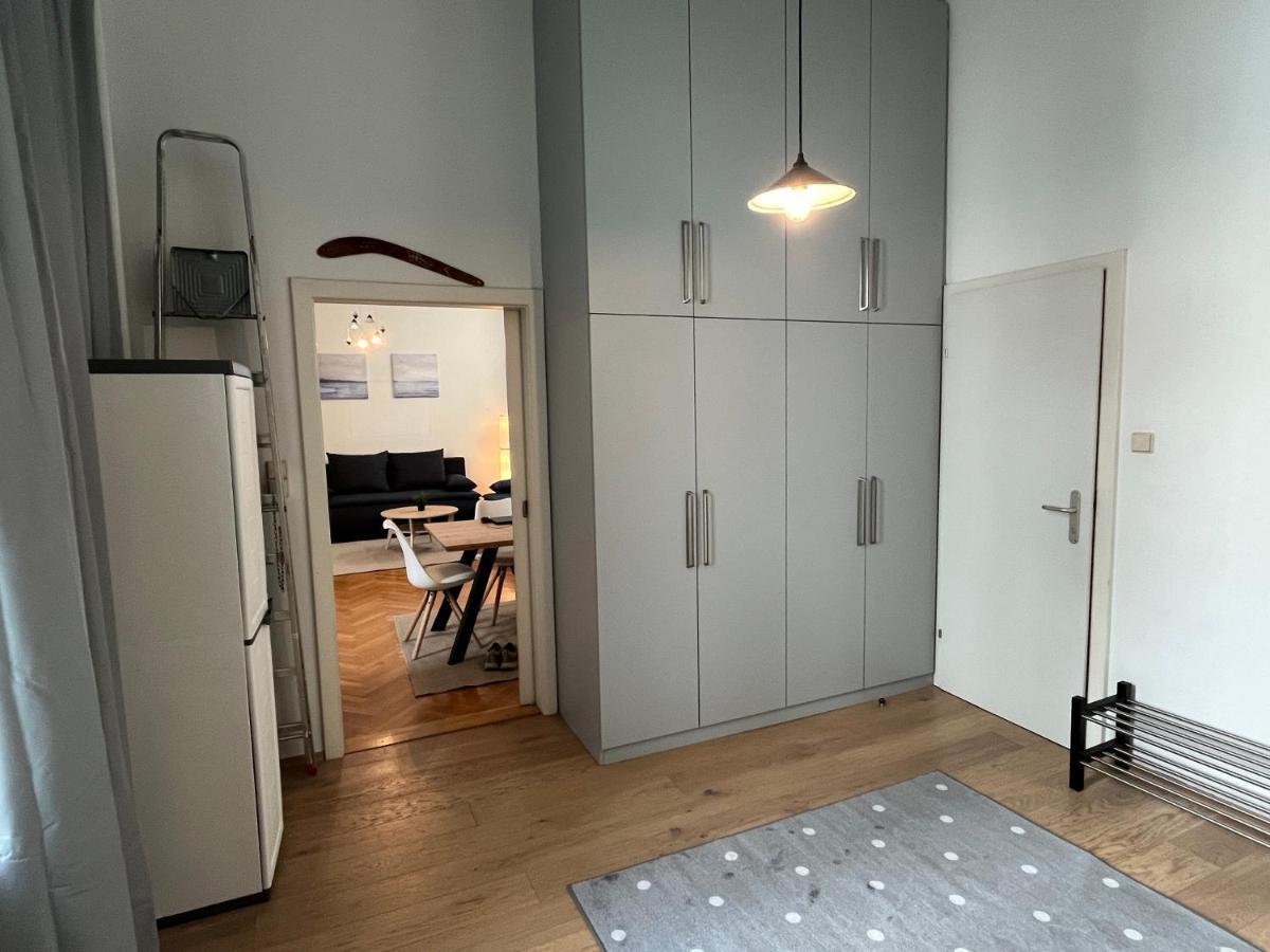 Stylish Apt Near Urania 1Br Apartment Виена Екстериор снимка
