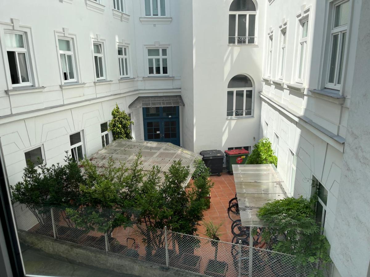 Stylish Apt Near Urania 1Br Apartment Виена Екстериор снимка