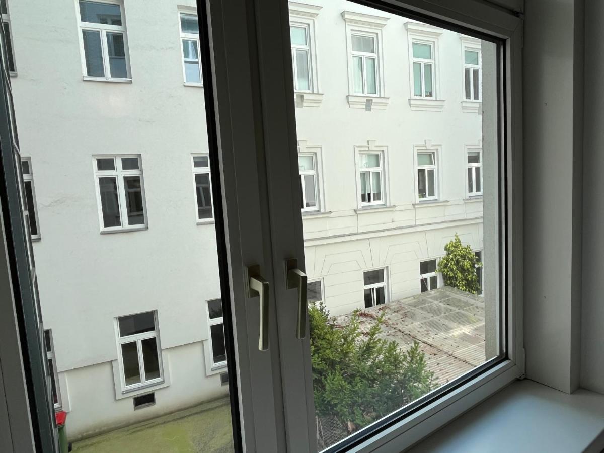 Stylish Apt Near Urania 1Br Apartment Виена Екстериор снимка