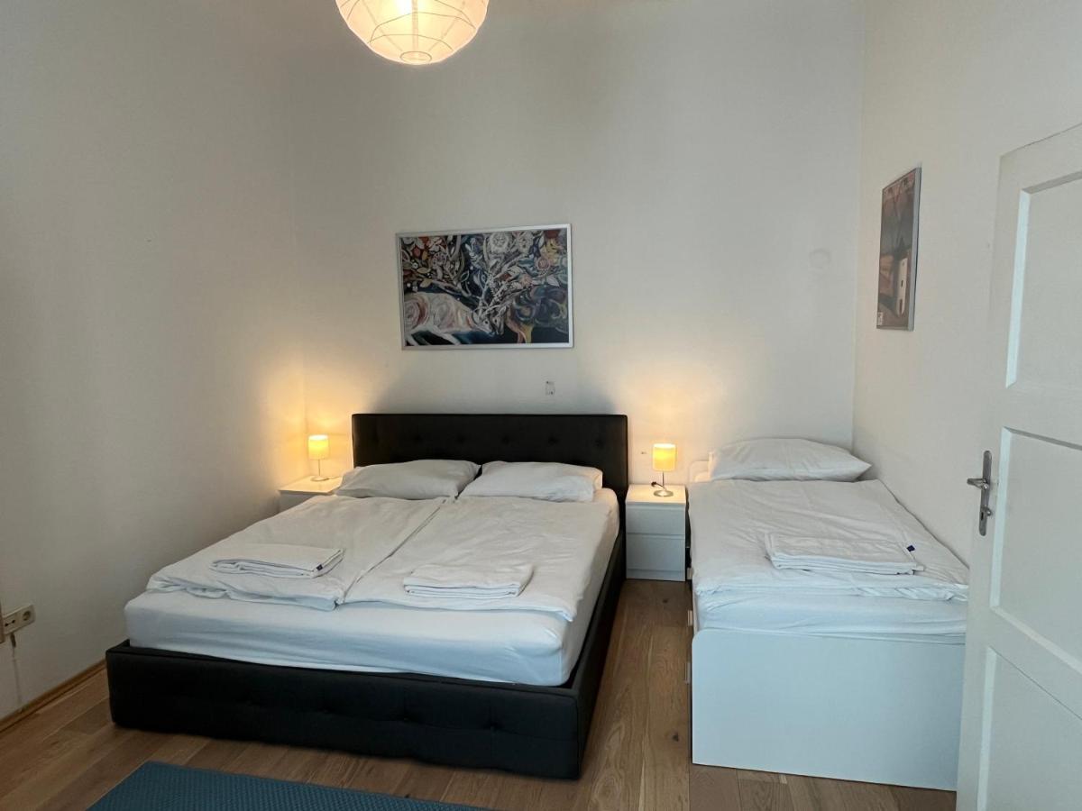 Stylish Apt Near Urania 1Br Apartment Виена Екстериор снимка