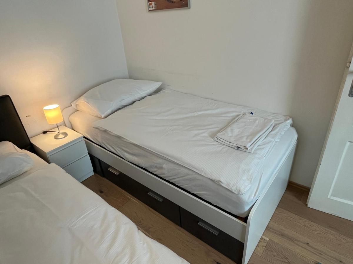 Stylish Apt Near Urania 1Br Apartment Виена Екстериор снимка