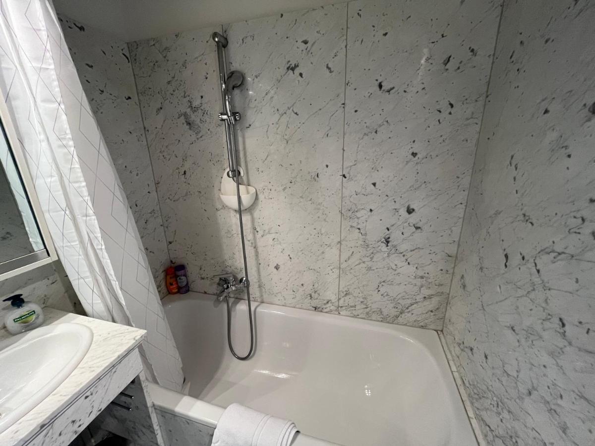 Stylish Apt Near Urania 1Br Apartment Виена Екстериор снимка