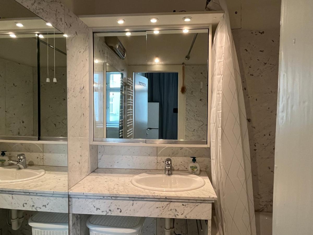 Stylish Apt Near Urania 1Br Apartment Виена Екстериор снимка