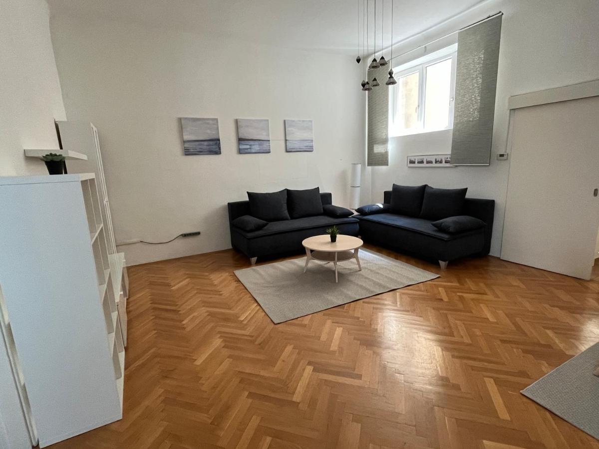 Stylish Apt Near Urania 1Br Apartment Виена Екстериор снимка