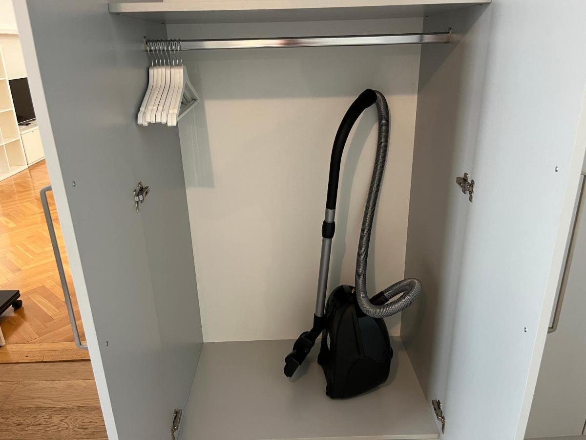 Stylish Apt Near Urania 1Br Apartment Виена Екстериор снимка